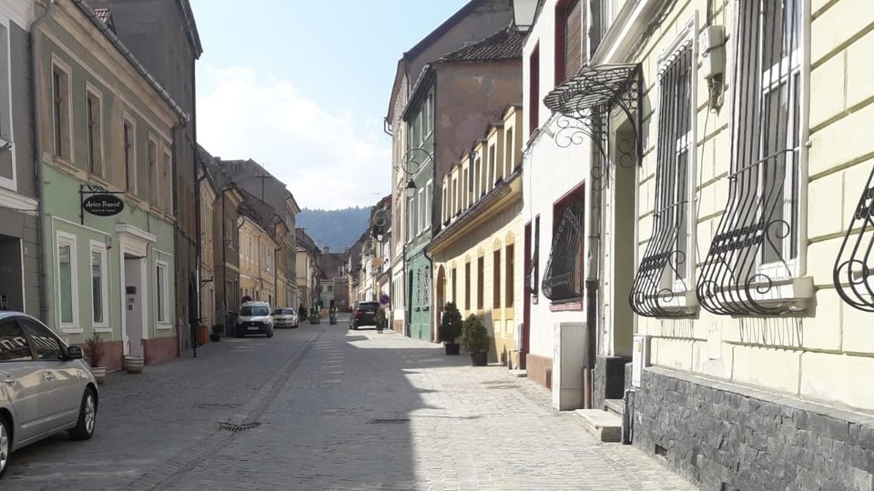 Procesiune a tinerilor ortodocși, pe străzile din centrul Brașovului, vineri seară