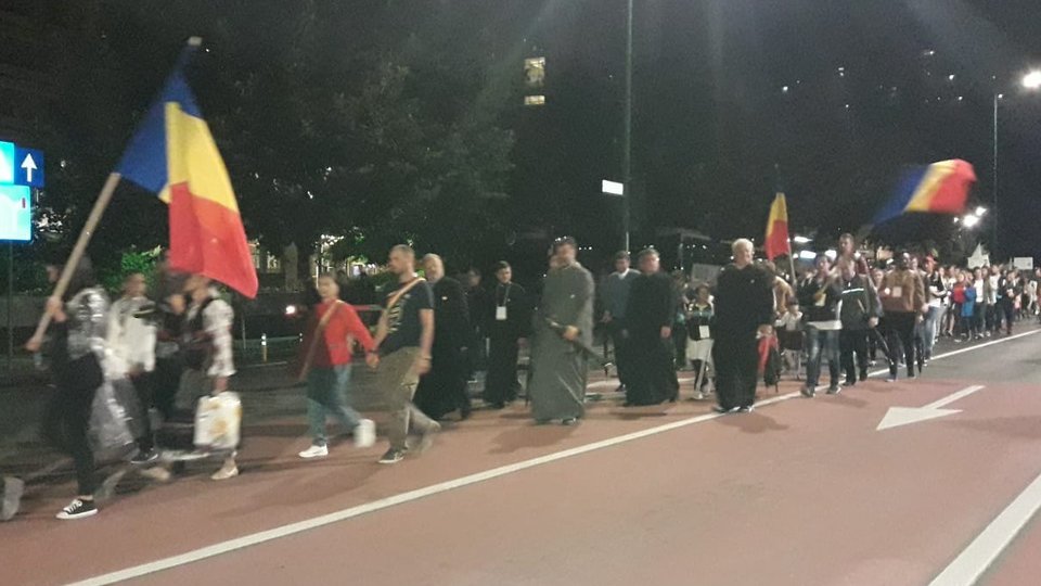 Sute de tineri, la Procesiunea luminii și a portului popular