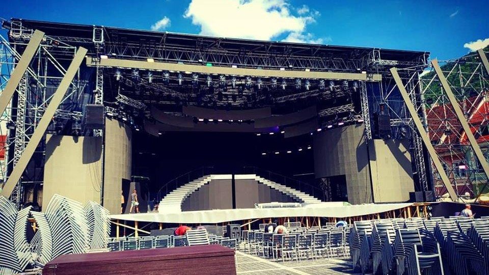 Fără selfie stick-uri sau aparate foto profesionale la Cerbul de Aur. Reguli de acces