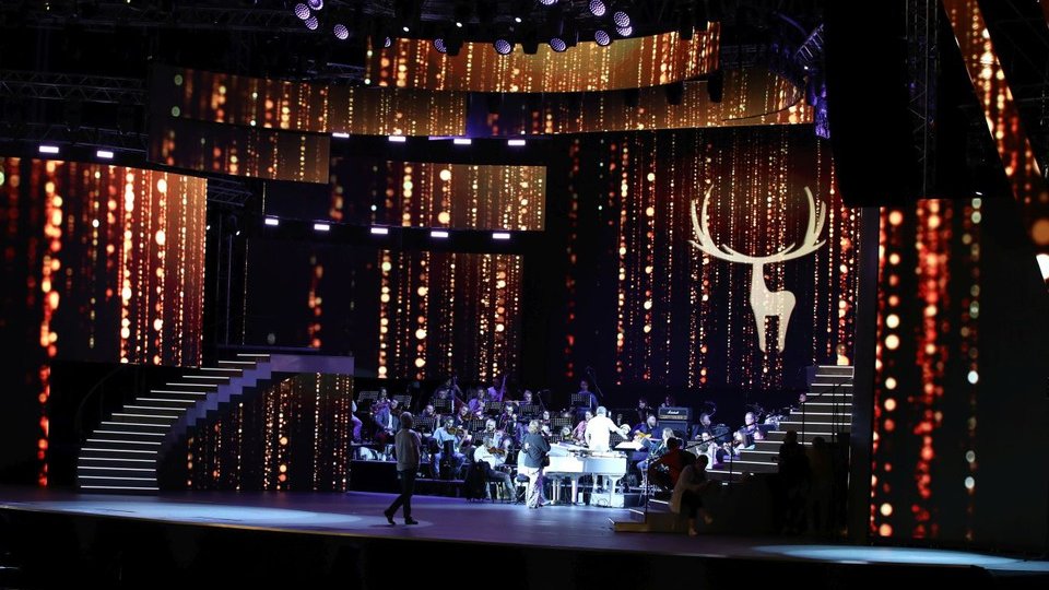 350 de artişti, 10 show-uri şi un spectacol complet de folclor la Cerbul de Aur