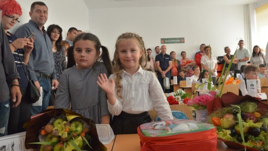 Peste 4500 de elevi au primit "Primul ghiozdan"