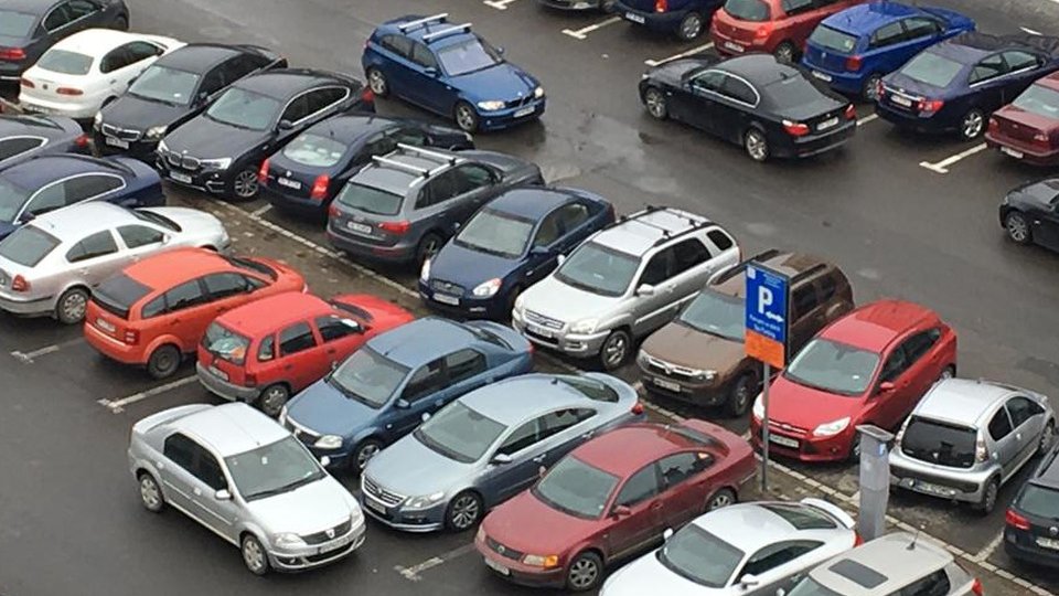 Zeci de locuri noi de parcare, scoase la licitație în Brașov