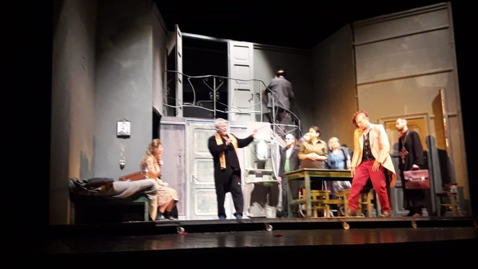 Poftiți la prima premieră a acestei stagiuni teatrale. Vineri seara