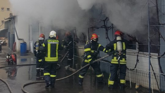 Incendiu la un service auto din Bartolomeu