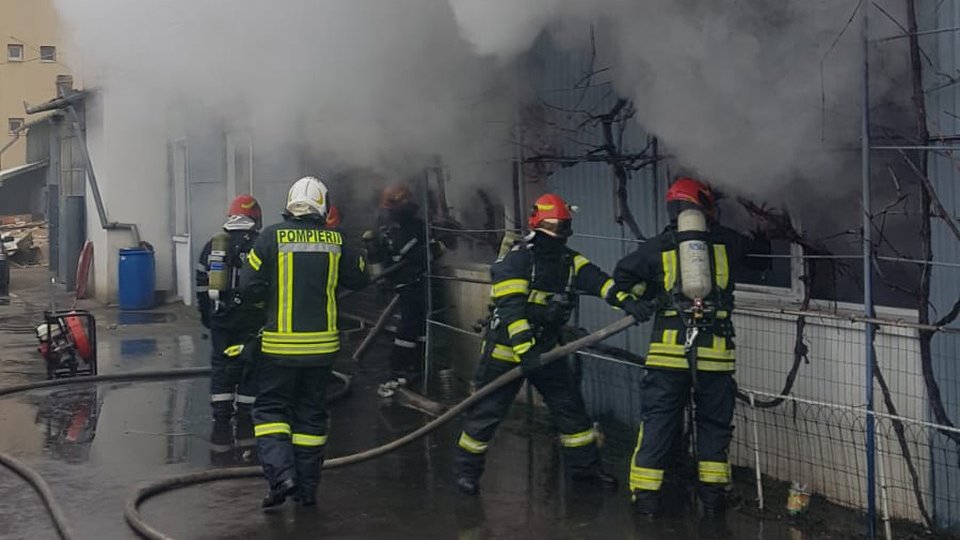 Incendiu la un service auto din Bartolomeu