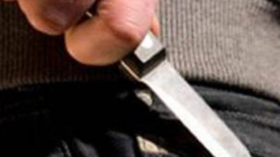 Dosar penal pentru un brașovean care și-a înjunghiat concubina. Femeia a refuzat să ceară ordin de protecție