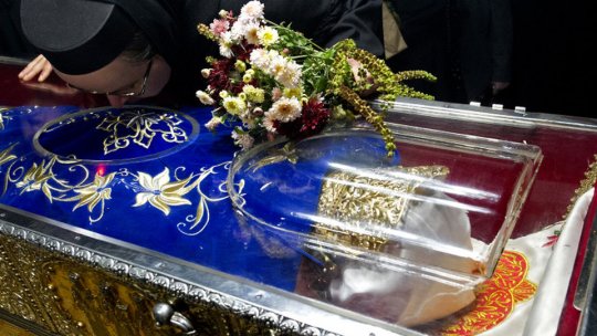 Credincioşii ortodocşi o prăznuiesc, astăzi, pe Sfânta Cuvioasă Parascheva