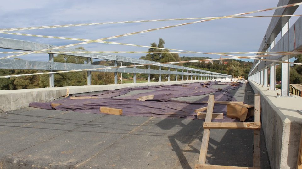 Un pod se construiește, altul se dărâmă, la Hălmeag