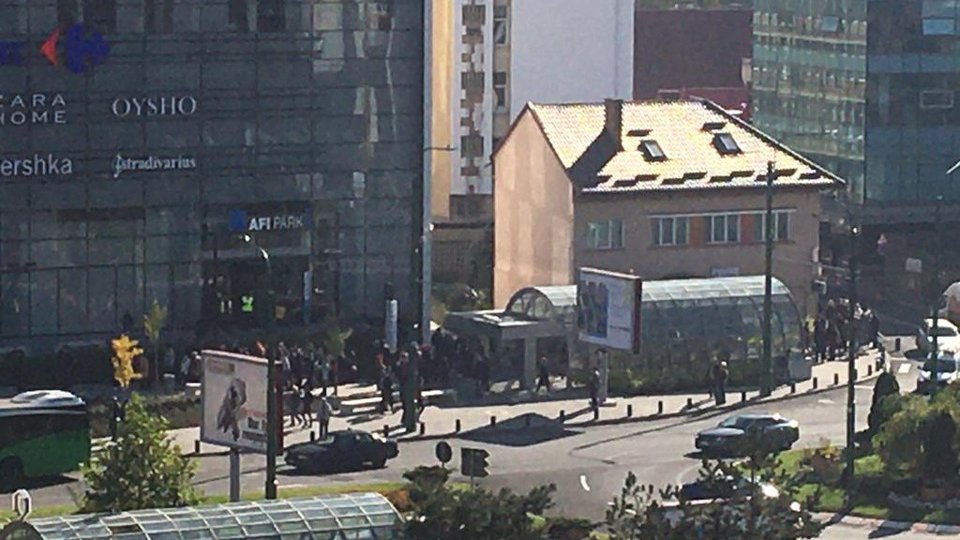 S-a deschis mall-ul din Centrul Civic. Brașovenii au uitat de pandemie și stau la cozi, fără griji
