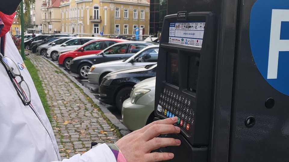 Din noiembrie, brașovenii plătesc parcarea la tarifele majorate din 2017, dar neaplicate până acum. Plata se poate face și prin telefon sau site