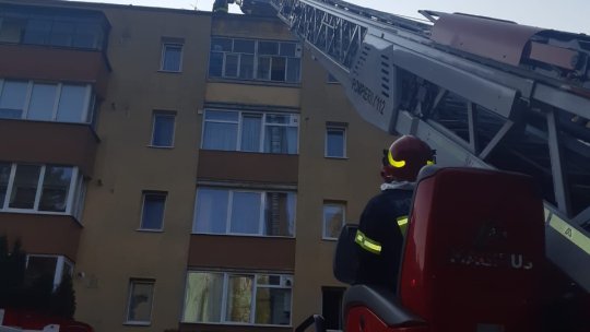 Două persoane, rănite în urma exploziei unei butelii, în municipiu