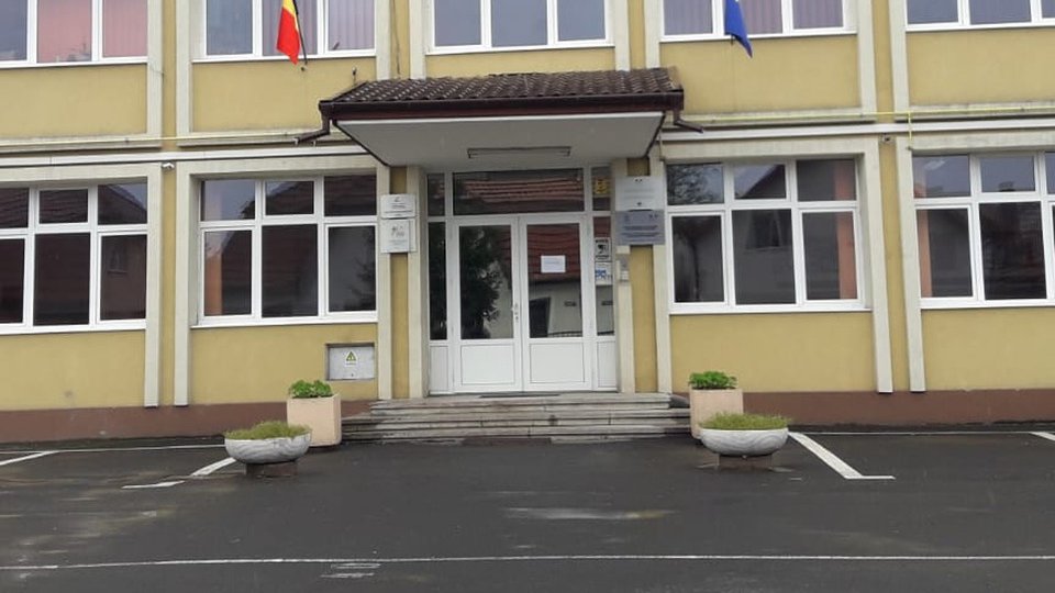 Scenariu roșu de funcționare pentru o grădiniță și o școală din județ