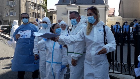 Membrii Federaţiei SANITAS continuă protestele