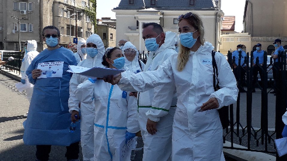 Membrii Federaţiei SANITAS continuă protestele