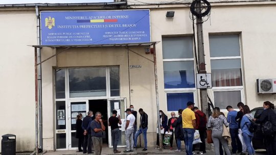 Taxe pentru permise și înmatriculare auto, plătite doar la bancă. Școlile de șoferi pot face programarea pentru proba de traseu a cursanților