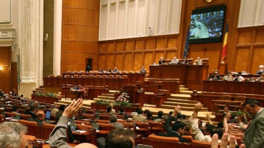 Angajarea răspunderii Guvernului pe bugetul pentru acest an este constituţională, a decis CCR