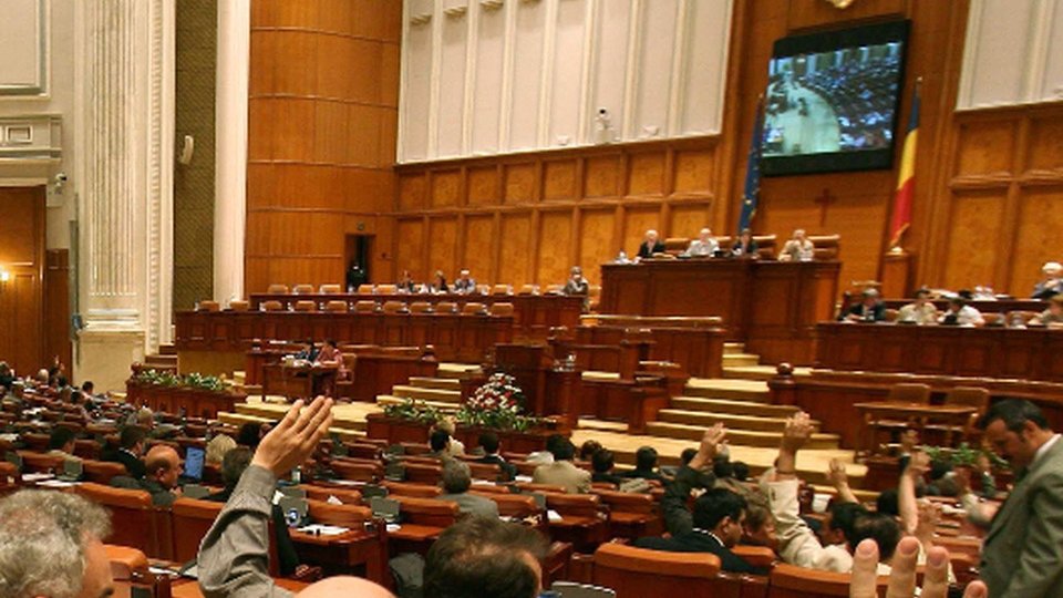 Angajarea răspunderii Guvernului pe bugetul pentru acest an este constituţională, a decis CCR