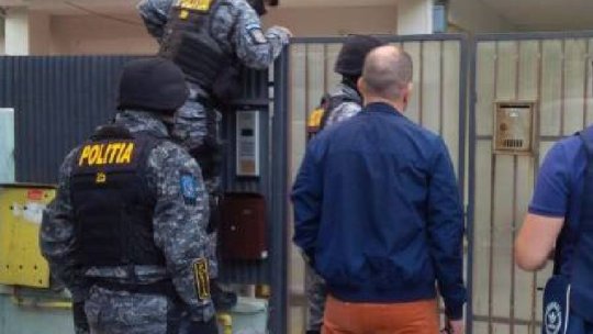 Copil spitalizat în urma unor percheziții