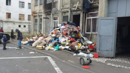 Munte de gunoaie, în Noua