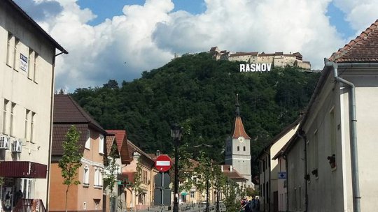 Teatru de vară şi parcare etajată, la Râșnov