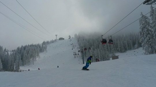 Instalaţiile pe cablu din Poiana Braşov, oprite din cauza vântului puternic