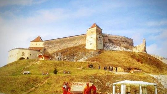 Sportivii și turiștii care vin din toată lumea, la finalul acestei luni, la Râșnov, nu vor putea vizita Cetatea