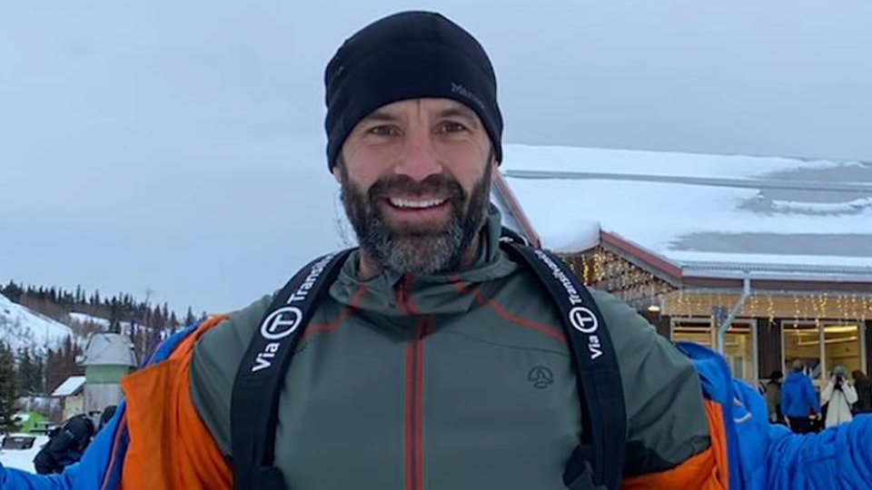 Ultramaratonistul Tibi Ușeriu a trecut pe primul loc, după jumătatea traseului de aproape 500 de kilometri la polul frigului