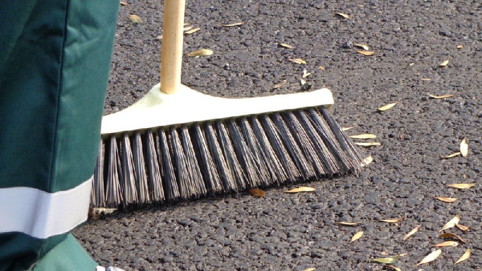 În școlile din Harghita, paza ar putea fi asigurată cu ajutorul femeilor de serviciu