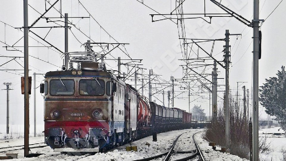 Traficul feroviar între Brașov și Predeal se desfăşoară, la această oră, pe un singur fir