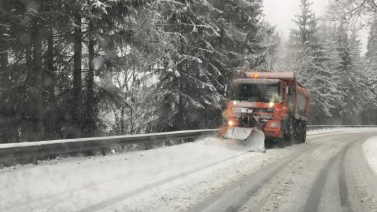 30 de tone de sare, împrăştiate, în ultimele ore, pe drumurile din judeţul Braşov