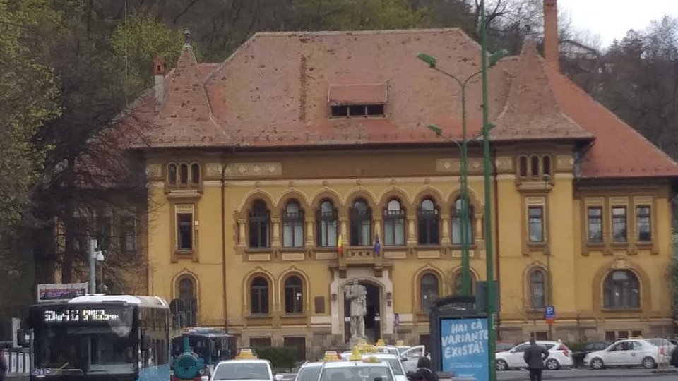 Conducerea Bibliotecii Județene George Barițiu a decis să prelungească toate împrumuturile