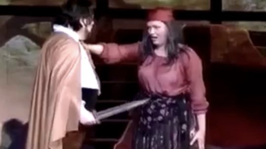 Opera, la voi acasă, din online