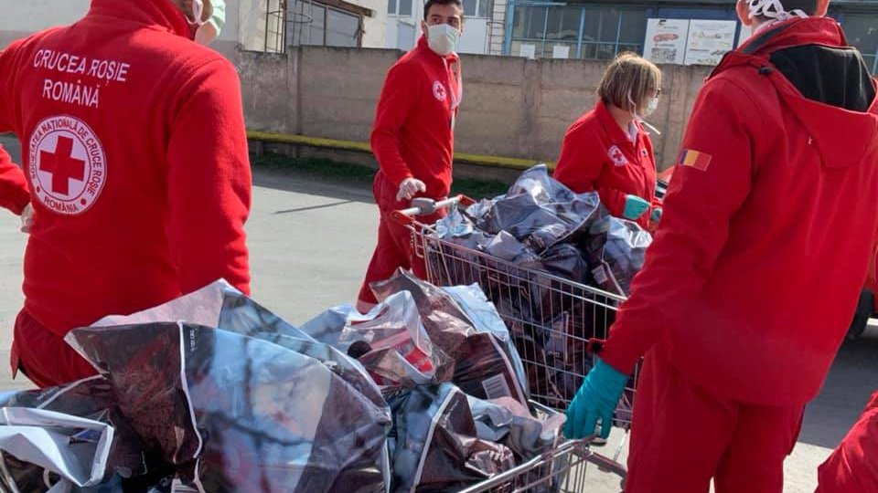 Pachete cu alimente și produse de igienă pentru vârstnicii brașoveni