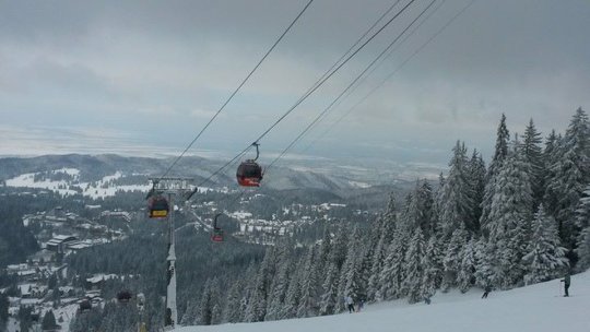 Instalațiile de transport pe cablu, oprite din cauza vântului