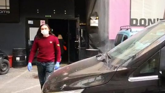 Oameni ai străzii, cazați într-un club de noapte pe perioada pandemiei!