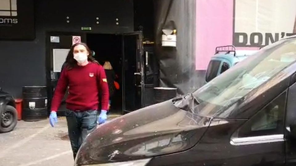Oameni ai străzii, cazați într-un club de noapte pe perioada pandemiei!
