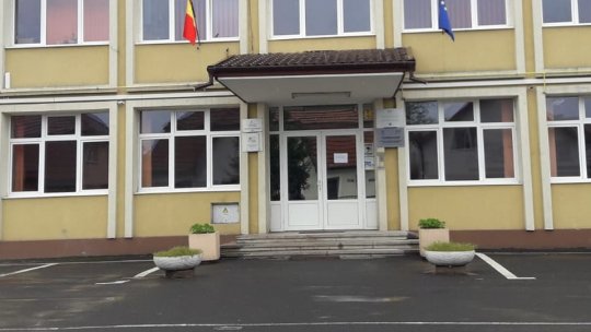 A început prima etapă de înscriere în învățământul primar