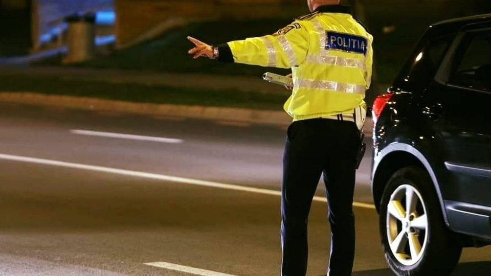 Șofer prins băut la volan, reținut pentru dare de mită