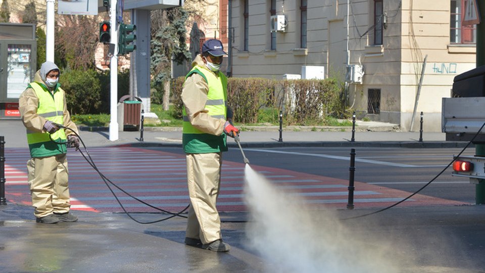 Aproape 200 de oameni se ocupă zilnic ca Brașovul să fie curat și dezinfectat