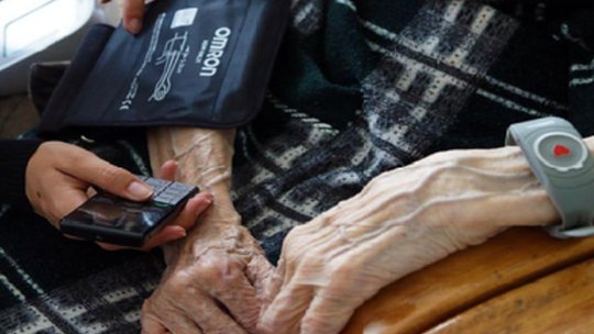 Seniorii vulnerabili pot cere kitul de urgență " butonul roșu