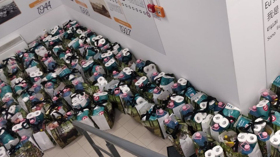 300 de seniori în situații vulnerabile, ajutați cu pachete cu alimente și produse de igienă