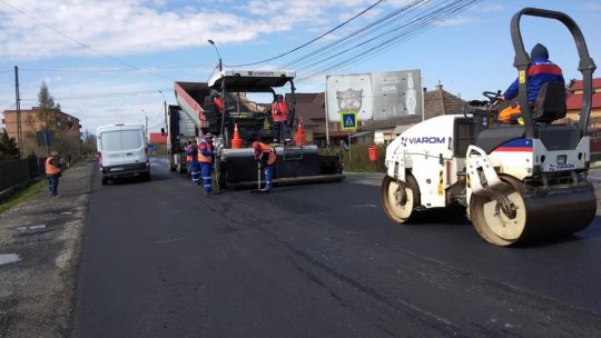 Au fost reluate lucrările de asfaltare pe DN11, în zona localității Lunca Câlnicului