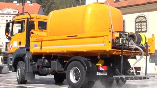 Pietonalele și pasajele subterane din municipiu, spălate și dezinfectate