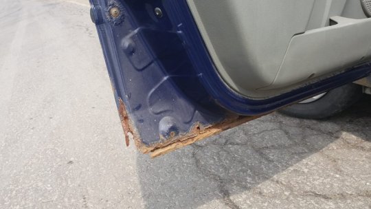 Mașină de la Protecția Consumatorului scoasă din trafic, din cauza ruginei