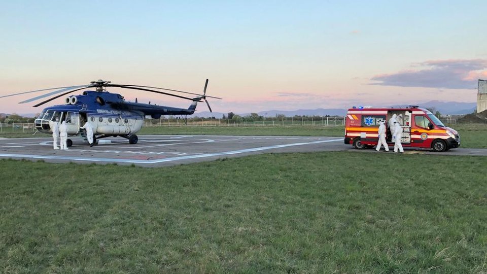 Pacienți cu covid-19, în stare gravă, transferați de la Brașov la Ploiești. Unul dintre pacienți a murit în timpul transportului
