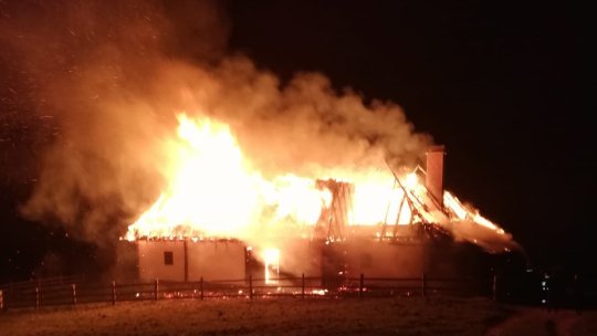 Incendiu puternic la Șimon în această dimineață. O pensiune a ars