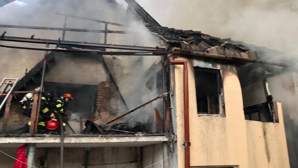 Incendiu la o casă din Schei