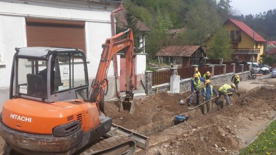 Compania Apa a început lucrările pentru racordarea a 90 de imobile din Șchei la rețeaua publică de canalizare