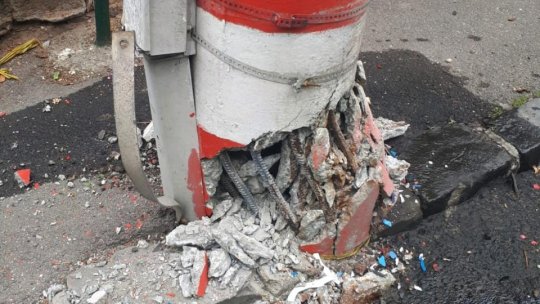 Stâlp avariat pe Dobrogeanu Gherea după ce a fost lovit de un autoturism. Curentul și circulația vor fi oprite în zonă, luni, pentru reparații