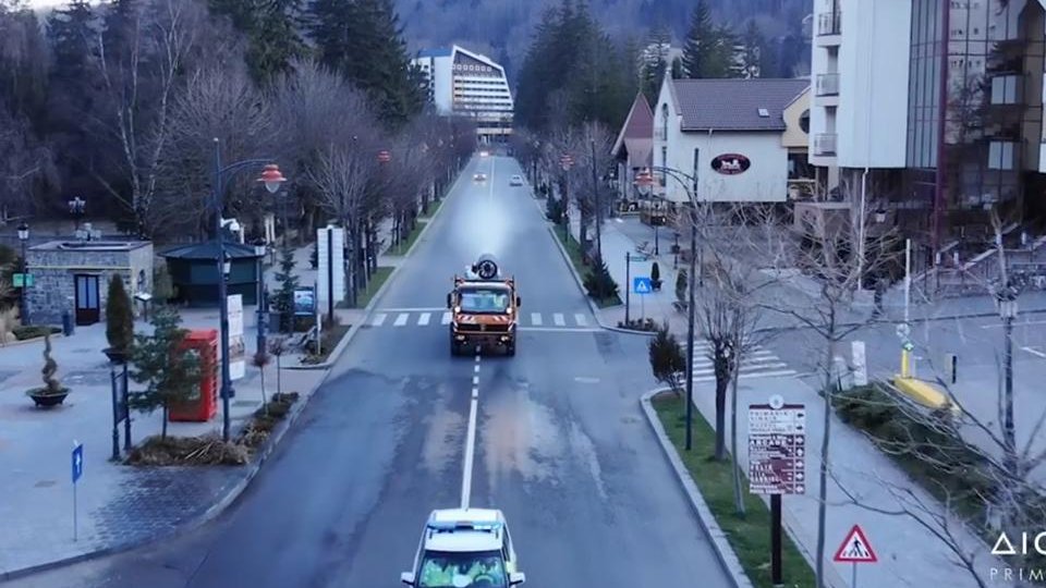 Metode inedite la Sinaia, pentru dezinfecția străzilor și a clădirilor